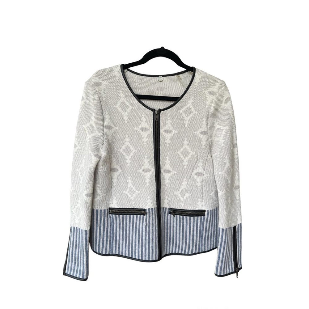 White blue jacket / sweater top